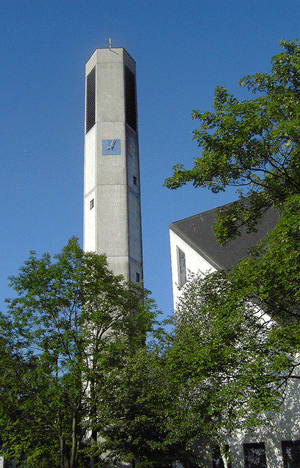 Turm der Immanuelkirche, rechts das Zeltdach des Kirchenbaus © dietlind pedarnig, 2003