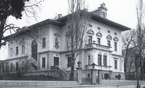 Herrschaftliche Villa von Franz Kaffl an der Händelstraße 5, 1905. Heute steht hier ein modernes Appartementhaus und nur das schmiedeeiserne Eingangsportal und der Zaun erinnern noch an die Zeiten bürgerlichen Selbstbewusstseins als »Loambaron«. Fotografie von Georg Pettendorfer, um 1905 © Stadtarchiv München Sign. DE-1992-FS-NL-PETT1-1108