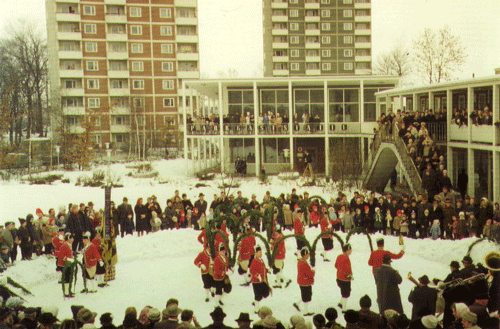 Schäfflertanz vor der Parkgaststätte, 1963 (Quelle s.o.)