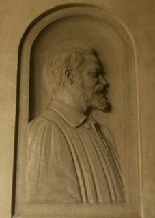 Gedenktafel für Leonhard Romeis in der Münchner Pfarrkirche St. Benno. Unter dem Porträt steht: »Erbauer dieses Gotteshauses 1854–1904« © privat