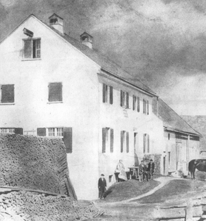 Familie Georg und Anna Roth vor ihrer Ziegelei in Bogenhausen Nr.82 (später Denninger Weg 59), Foto um 1850. Buchscan aus: "Dörfer auf dem Ziegelland", hrsg. von Roland Krack, München 2002.