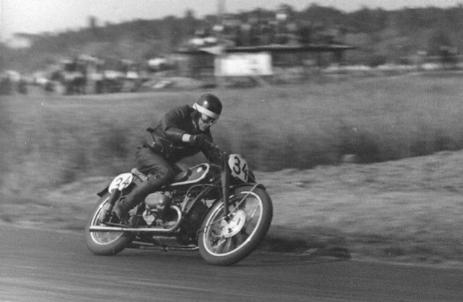 Hans Roth auf einer BMW auf dem Hockenheimring © Rolf Scholl. Mit freundlicher Genehmigung von www.motorsport-imkopf.de