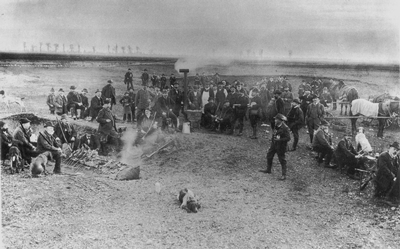 Bogenhauser Jagdgesellschaft im abgeziegelten Gelände südlich des Denninger Wegs, 1904. Um das ganze Bild zu sehen, bitte Foto anklicken. Hinter der Jagdgesellschaft sieht man das Gelände der in den 1950er Jahren gebauten "Parkstadt Bogenhausen". Am rechten Bildrand der ehemalige Bogenhauser Bürgermeister Josef Selmayr, Dritter von rechts Ziegeleibesitzer Franz Kaffl (mit Bart), dahinter Ziegeleibesitzer Friedrich Roth (stehend). Quelle: Familienarchiv Roth.
