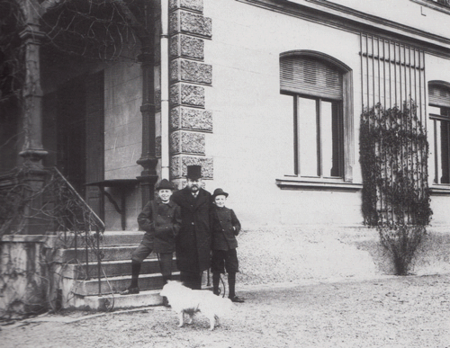 Hugo von Seeliger, der dritte Direktor der Sternwarte, mit seinen Kindern vor der Direktorenvilla, um 1900.