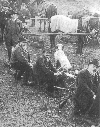 Ausschnitt aus einer Bogenhauser Jagdgesellschaft im abgeziegelten Gelände südlich des Denninger Wegs, 1904, bei der die »Loambarone« in nichts ihren adeligen Vorbildern nachstanden ... Am rechten Bildrand der ehemalige Bogenhauser Bürgermeister Josef Selmayr, Dritter von rechts Ziegeleibesitzer Franz Kaffl, dahinter Ziegeleibesitzer Friedrich Roth (stehend). Quelle: Familienarchiv Roth.