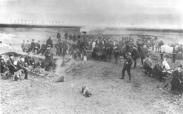 Ausschnitt aus einer Bogenhauser Jagdgesellschaft im abgeziegelten Gelände südlich des Denninger Wegs, 1904. Um das ganze Bild zu sehen, bitte Foto anklicken. Hinter der Jagdgesellschaft sieht man das Gelände der in den 1950er-Jahren gebauten Parkstadt Bogenhausen. Am rechten Bildrand der ehemalige Bogenhauser Bürgermeister Josef Selmayr, Dritter von rechts Ziegeleibesitzer Franz Kaffl, dahinter Ziegeleibesitzer Friedrich Roth (stehend). Quelle: Familienarchiv Roth.