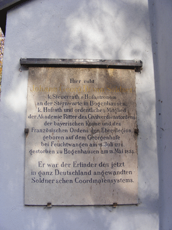 Gedenktafel für Soldner, angebracht vom königlichen Katasterbüro im Jahr 1892 an der westlichen Außenwand der St. Georgskirche über seiner Grabstätte © dietlind pedarnig 2007.