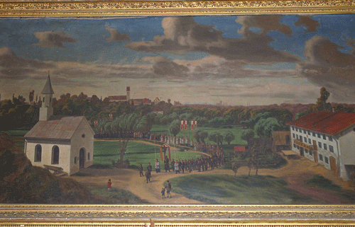 "Dankprozession zur Kapelle St. Emmeram", Votivtafel, 1867, Pfarrkirche St. Lorenz hpt © Verein für Stadtteilkultur im Münchner Nordosten e.V. Gegenüber der Kirche ist die heutige Gaststätte St. Emmeramsmühle zu sehen, im Hintergrund spitzt der schlanke Turm der Pfarrkirche St. Lorenz hervor.