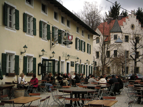 Biergarten der Sankt Emmeramsmühle 2007; rechts ist das Anwesen Spervogelstraße 2 zu sehen, dass um 1900 im Besitz des Bürgermeisters Carl Freiherr von Wohnlich gewesen ist; hpt © Verein für Stadtteilkultur im Münchner Nordosten e.V.