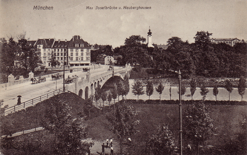 Mauerkircherstraße 2, am Ende der Max-Josefbrücke, um 1906. Rechts ist der Turm von St. Georg zu sehen und daneben lugt die Beamtenreliktenanstalt durch die Bäume; historische Ansichtskarte © privat