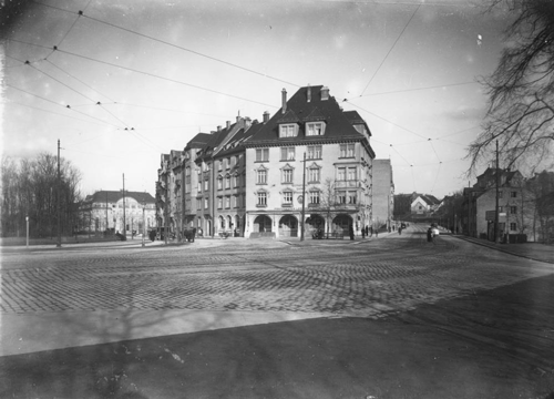 Ecksituation, rechts Blick in die Montgelasstraße, links in die Mauerkircherstraße bis zum Kufsteiner Platz (links), in der Mitte Gaststätte »St. Franziskus«. Fotografie Georg Pettendorfer, 3.5.1913. Quelle: Stadtarchiv München, Sign. DE-1992-FS-NL-PETT1-2438