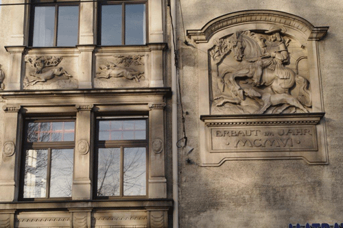 Jagdszenenreliefs an der Montgelasstraßenseite; hpt © Verein für Stadtteilkultur im Münchner Nordosten e.V.