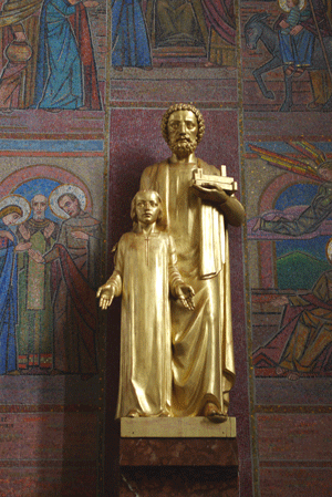 Figurengruppe in einem Seitenflügel von St. Gabriel; hpt © Verein für Stadtteilkultur im Münchner Nordosten e.V., 2009