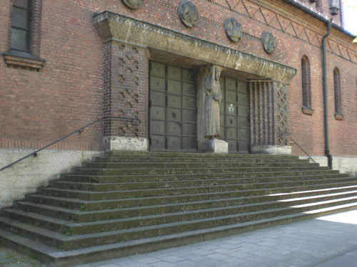 der Treppenaufgang an der Nordseite von St. Gabriel, an der Prinzregentenstraße © dietlind pedarnig, 2008