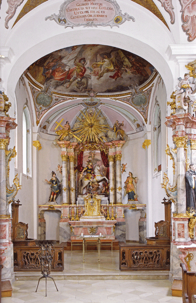 Der Altarraum von St. Georg, 2009 (Buchscan aus: Klaus Backmund, Skulpturen 1954 - 2009. Ausgewählte Arbeiten in Bronze gegossen, Katalog, München 2009. Im Vordergrund der Ambo von Klaus Backmund aus dem Jahr 1972.