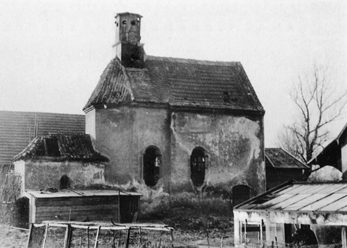 Die zerbombte Schutzengelkapelle, 1945 (Stadtarchiv München). Im Vordergrund die zerstörten Glashäuser der Gärtnerei Ziegenbein.