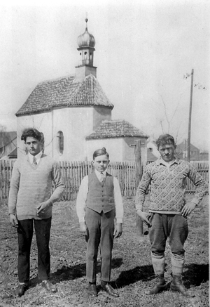 Die Schutzengelkapelle um 1930; schön zu sehen das markante Zwiebeltürmchen.