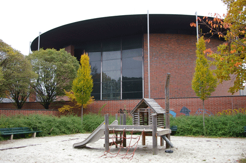 Außenansicht der Kirche mit Kinderspielplatz (hpt © Verein für Stadtteilkultur im Münchner Nordosten e.V., 2007)