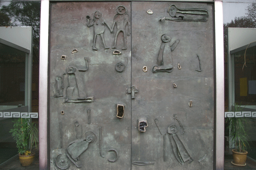 Die Bronzereliefs der Eingangstür (hpt © Verein für Stadtteilkultur im Münchner Nordosten e.V., 2007)