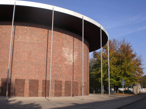 Umgang der Kirche mit den sog. Hängesäulen, rechts im Bild die Henselmann-Skulptur (© dietlind pedarnig, 2007)