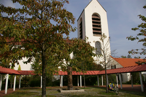 Kirchturm von St. Klara vom Innenhof aus gesehen; hpt © Verein für Stadtteilkultur im Münchner Nordosten e.V., 2007