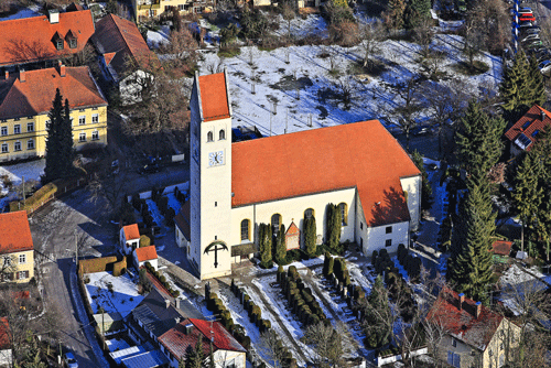 Luftbildaufnahme der Pfarrkirche St. Lorenz im Januar 2009; mit freundlicher Genehmigung von Klaus Leidorf; © Klaus Leidorf Luftbilddokumentation; Quelle: http://www.leidorf.de/index.php. Links oben ist gut das stattliche Pfarrwiddum zu sehen, mit seinen angeschlossenen Gemeindehausneubauten und dem großzügigen Pfarrgarten.
