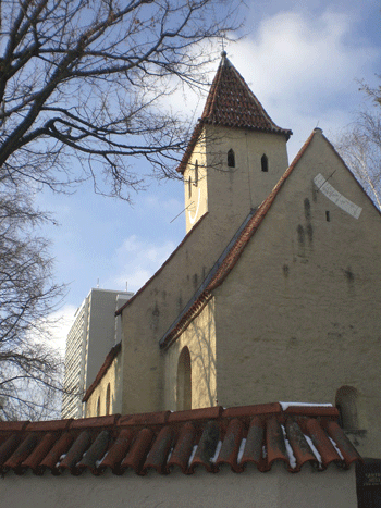 Blick auf St. Nikolaus, dahinter das Hochhaus an der Freischützstraße im Fideliopark © dietlind pedarnig, 2007