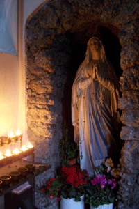 St. Philippus und Jakobus Blick auf den Hauptaltar und die Lourdesgrotte; hpt © Verein für Stadtteilkultur im Münchner Nordosten e.V.
