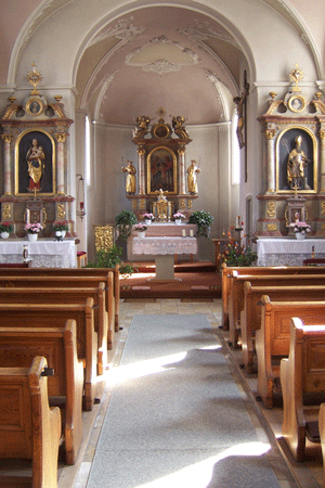 St. Philippus und Jakobus Blick auf den Hauptaltar und die Lourdesgrotte; hpt © Verein für Stadtteilkultur im Münchner Nordosten e.V.