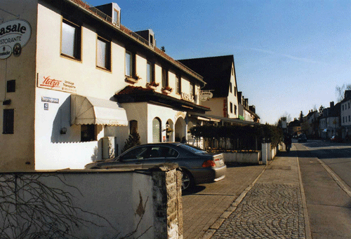 Das ehemalige Nobelrestaurant »Casale« in der Ostpreußenstraße 42 vor seinem Abriss; ab 2012 firmiert es als »Nuovo Casale« wieder in der Holbeinstraße 18 in Bogenhausen.