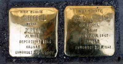 "Stolpersteine" für Paula und Siegfried "Fritz" Jordan.