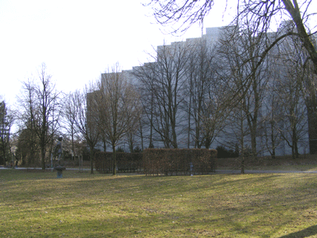 Daphnestatue in der Wahnfriedallee, im Hintergrund das Hügelhaus Foto © dietlind pedarnig (2008)