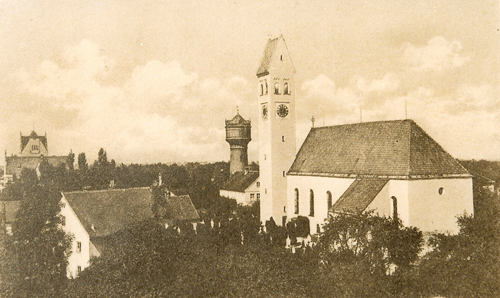 Kirchturm St. Lorenz und Wasserturm, davor die ehemalige Oberföhringer Schule, links im Hintergrund ragt das Bernheimer Schlösschen heraus. Quelle: privat, um 1950.