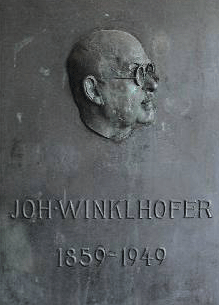 Gedenktafel zu Ehren von Johann Winklhofer an der Johann-Winklhofer-Realschule in Landsberg