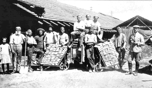 Ofenleute der Ziegelei Dr. Basten, Oberföhring, Juli 1925. Ganz links: Vinzenz Armellini, Brenner, rechts: Eduard Armellini, Betriebsleiter. © Verein für Stadtteilkultur im Münchner Nordosten e.V.
