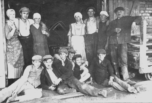 Ziegeleiarbeiter um 1930 in Oberföhring, Ziegelei Lorenz Haid, Quelle: Karin Bernst, "Oberföhring. Das Dorf und seine Bewohner im 19. Jahrhundert", München 2000.