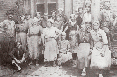 Ziegeleiarbeiter und Ziegeleiarbeiterinnen, Quelle: s.o. Ilse Feldmann schreibt dazu: "Die Sonne geht gerade am Rand der großen Wiesen unter. Die Frauen schieben ihre Räder, die hochbepackt mit Abfallholz sind. Ihre alte, abgetragene Kleidung und ihre schweren Männerstiefel sind rot vom Ziegelstaub, die Kopftücher haben sie tief in die Stirn gezogen. Der Radanhänger ist beladen mit frischem Gras, das sie an den Straßenabhängen, dem Niemandsland, gesichelt haben. Sind es alte Frauen? Das kann nicht sein, denn sie haben ja kleine Kinder. Sind es junge Frauen? Auf diesen Gedanken bin ich nie gekommen. Es waren junge Frauen in den sogenannten besten Jahren." (Aus: "Schöne Gegend.")