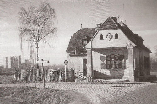 Zollhaus an der Denninger Straße / Ecke Weltenburger Straße um 1959, im Hintergrund die ersten Hochhäuser der Parkstadt Bogenhausen. Buchscan aus: "Dörfer auf dem Ziegelland", München 2002