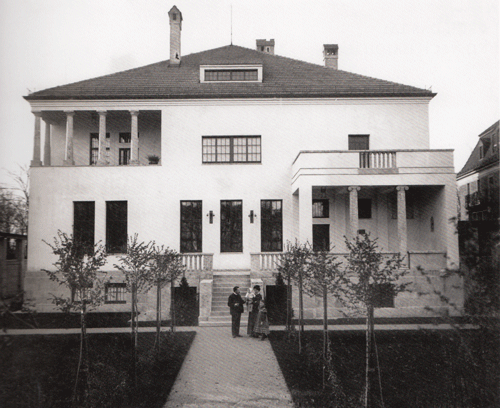 Die asymmetrische und modern wirkende Gartenfassade der Becker-Villa, November 1904. Sie bildet einen starken optischen Kontrast zur neoklassizistischen Straßenfront der Villa. (Foto: Georg Pettendorfer)