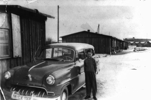 "Daglfinger Moossiedlung" aus: Ausstellungstafel 8: "Einfaches Leben", aus der Ausstellung "Vier Dörfer für München. Daglfing, Denning, Englschalking und Johanneskirchen und ihre Eingemeindung nach München 1930", 10.4 bis 2.5.2010 in der ehemaligen Quellenapotheke, Ostpreußenstraße 27, München-Denning, Veranstalter: Verein für Stadtteilkultur im Münchner Nordosten e.V.