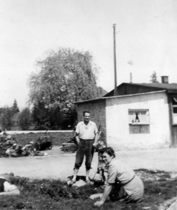 Leben in der "wilden Siedlung" am Daglfinger Moos um 1930 "Daglfinger Moossiedlung" aus: Ausstellungstafel 8: "Einfaches Leben", aus der Ausstellung "Vier Dörfer für München. Daglfing, Denning, Englschalking und Johanneskirchen und ihre Eingemeindung nach München 1930", 10.4 bis 2.5.2010 in der ehemaligen Quellenapotheke, Ostpreußenstraße 27, München-Denning, Veranstalter: Verein für Stadtteilkultur im Münchner Nordosten e.V.