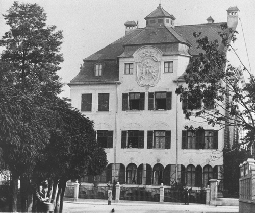 Villa Händelstraße 1/Ecke Weberstraße 11 im Jahr 1898, errichtet 1896 von Hans Hartl für das Gastwirtehepaar Anna und Lorenz Betz, den Besitzern der »Betz'schen Gastwirtschaft«. Das Gebäude wurde im Zweiten Weltkrieg durch Bomben zerstört, heute vierstöckiger Neubau. © Stadtarchiv München, Sign. DE-1992-FS-NL-PETT1-1107