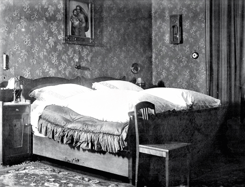 Innenräume der Villa Betz um 1920/25. © Dr. Gerhard Selmayr. Im Wohnzimmer hängt rechts oben über dem Zinnteller ein kleines Ölbild. Es stellt Anton Grünwald da, der vor Lorenz Betz die Bogenhauser Wirtschaft geführt hatte. Das Bild ist im Zweiten Weltkrieg verloren gegangen.