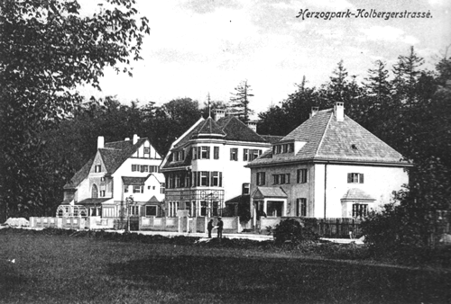 Die Villengruppe Kolbergerstraße 16 (vorne), 18 und 22 im Jahr 1910. Das Grundstück Nr. 20 ist zu diesem Zeitpunkt noch unbebaut. 1956 wird es vom Hanser-Verlag bewohnt werden © Ansichtskarte privat