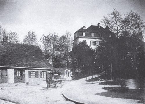 .Montgelasstraße an der Einmündung der Möhlstraße (ehemals Lortzingstraße) im Jahr 1907. Links ein Wirtschaftsgebäude des Kaffl'schen Anwesens