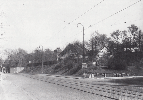 Blick auf die Montgelasstraße stadtauswärts an der Einmündung in die heutige Möhlstraße 1934. Im Hintergrund der damalige Reichsfinanzhof. Die kleinen bäuerlichen Anwesen sind alle verschwunden und haben längst mächtigen Neubauten auf dem heiß umkämpften lukrativen Grundstücken inzwischen Platz gemacht.