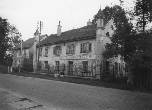 Das »Bürgermeisterhaus« im Oktober 1943. Zu diesem Zeitpunkt Teil der Arno Fischer Forschungsstätte GmbH in Oberföhring. © Stadtarchiv München, Sign. DE-1992-FS-FOR-1808