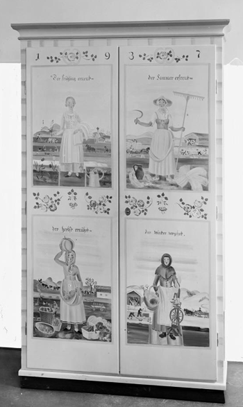 Mit den Vier Jahreszeiten bemalter Schrank in der Neuen Volksschule Englschalking, Juni 1939; Stadtarchiv München, Sign. DE-1992-FS-HB-V-a-0274, 1.