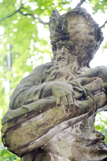 Figur des Winters auf Sockel, wohl aus einem Zyklus der vier Jahreszeiten Sandstein, um 1750, auf dem Gelände der abgegangenen Wallfahrtskirche des Mittelalters und der frühen Neuzeit mit zugehörigem Friedhof »St. Emmeram in Chunntal«.