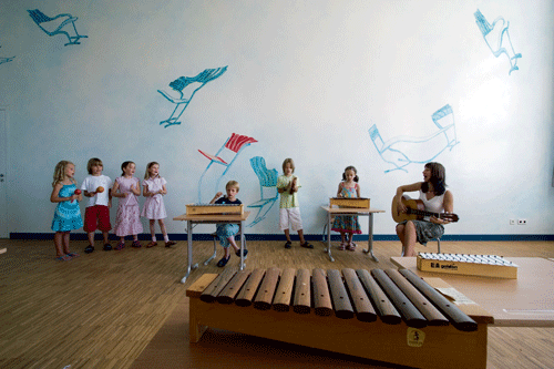 "Tanzende Stühle" Fotos: Peter Schinzler